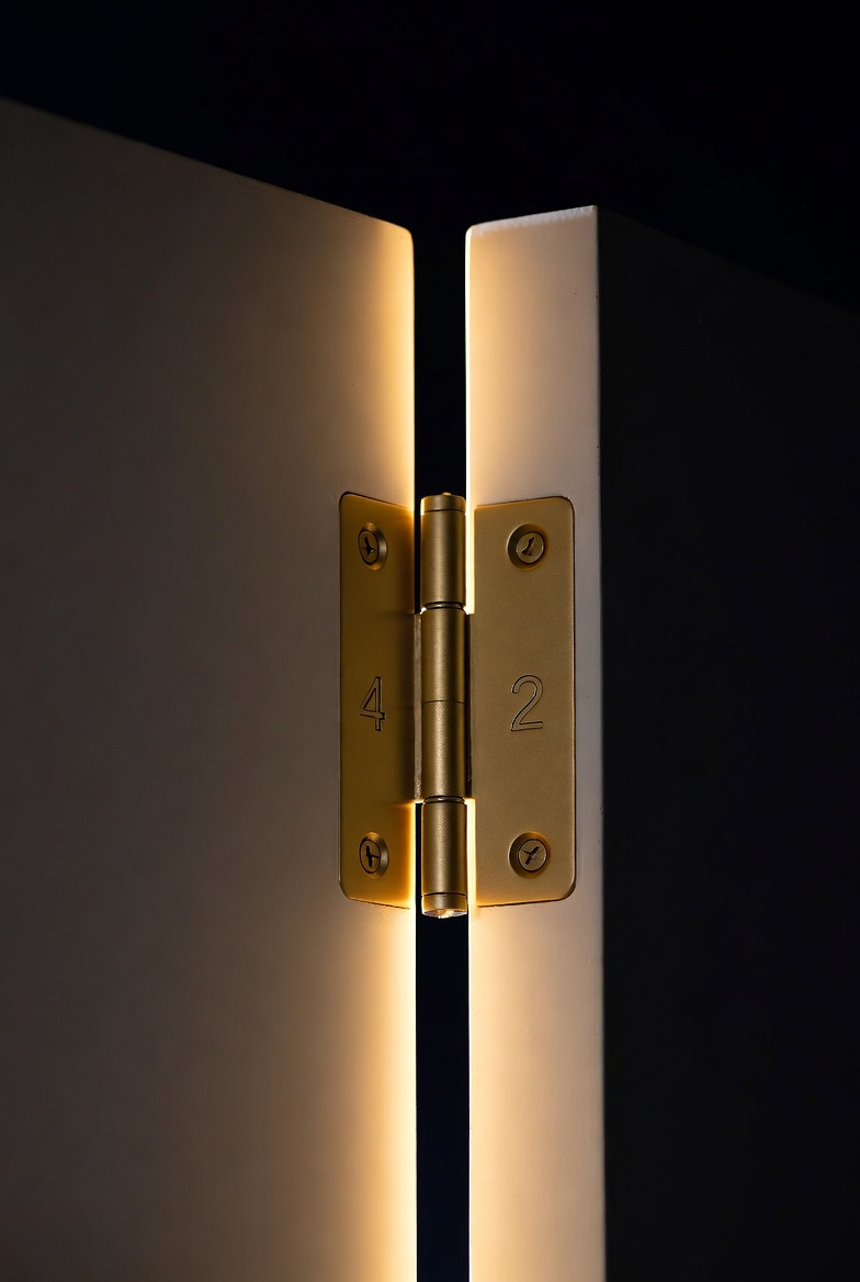 Champagne hinge engraved 4 and 2 · Light through the crack